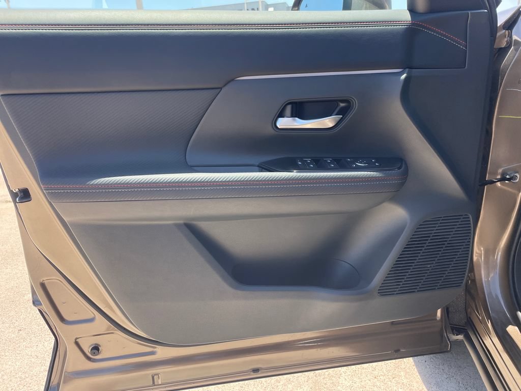 Certified 2025 Nissan Kicks SR FWD image 10