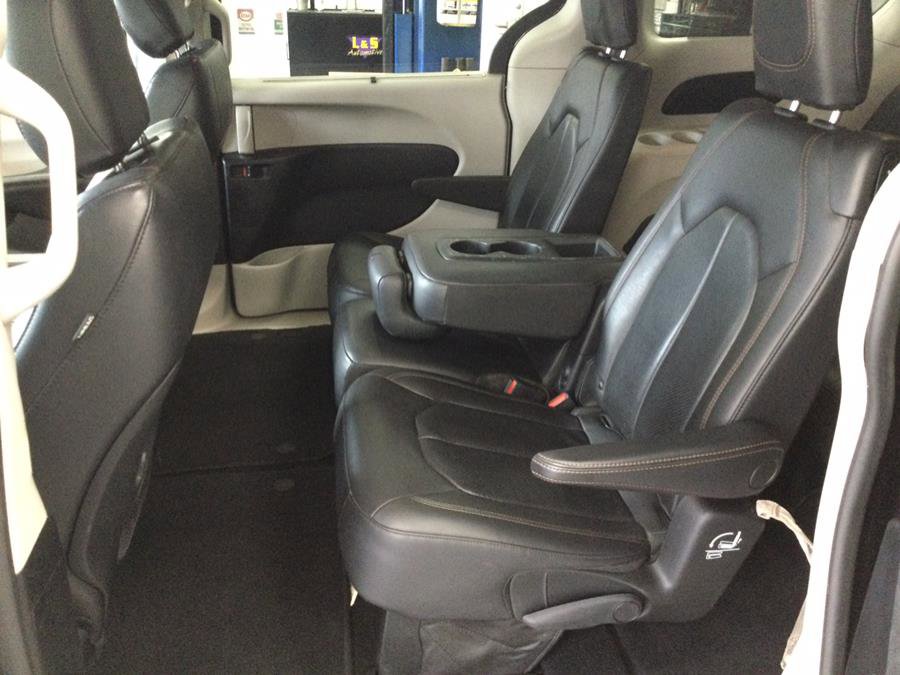 Used 2019 Chrysler Pacifica Touring-L image 21