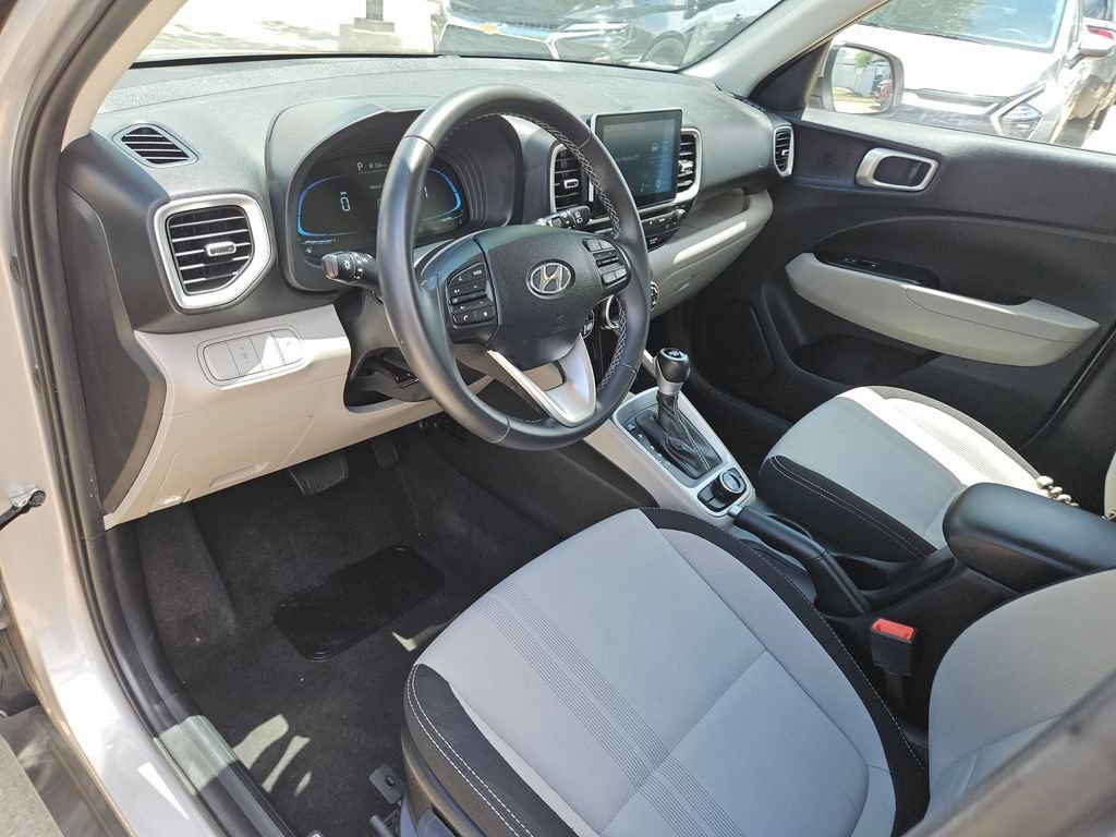 Used 2025 Hyundai Venue SEL FWD image 13