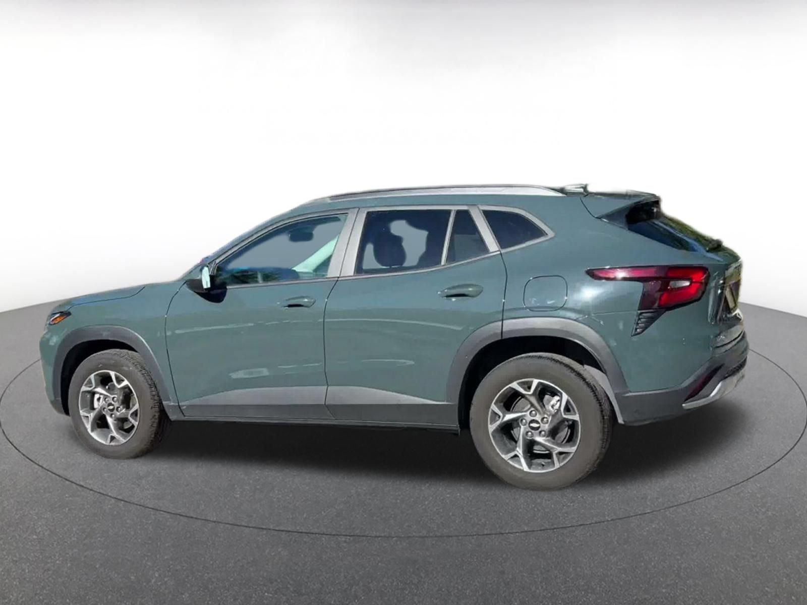 Used 2025 Chevrolet Trax LT FWD image 9