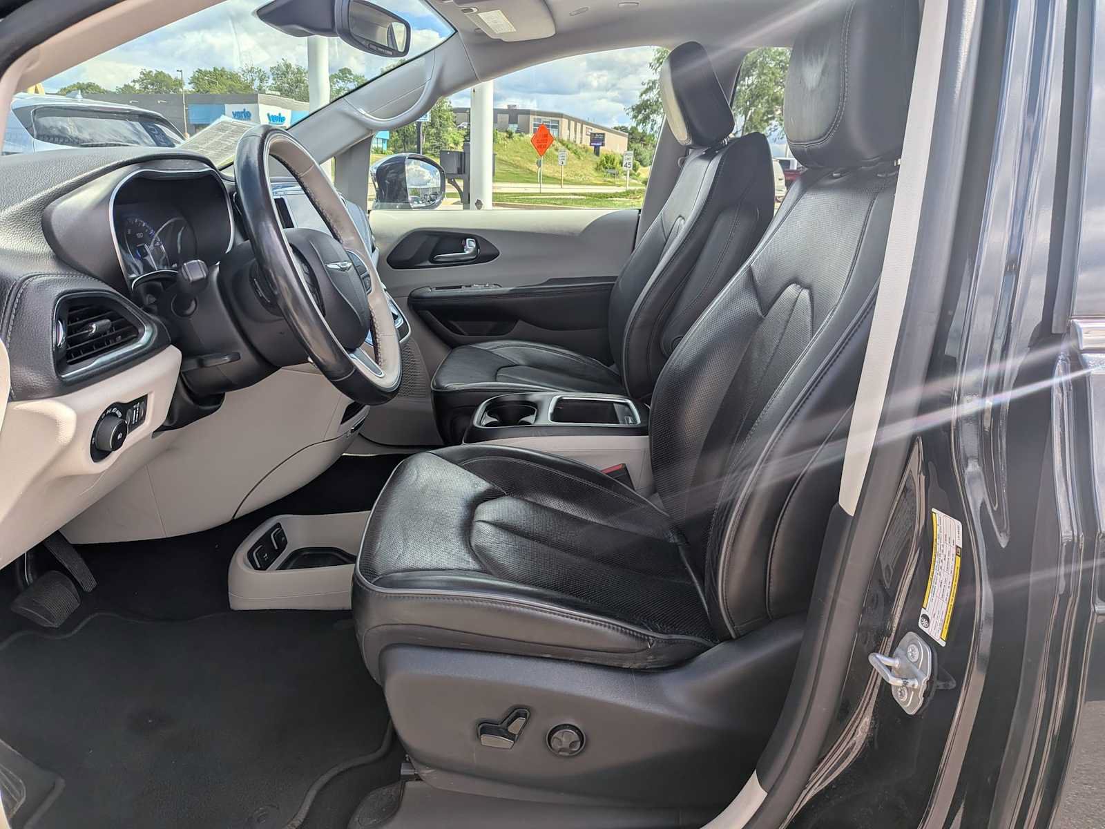 Certified 2018 Chrysler Pacifica Touring-L FWD image 16