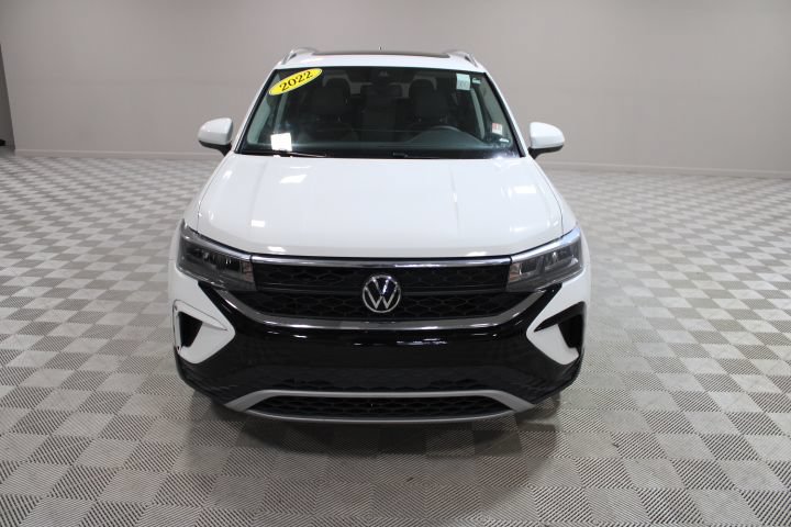 Used 2022 Volkswagen Taos SE w/ Panoramic Sunroof Package FWD image 7