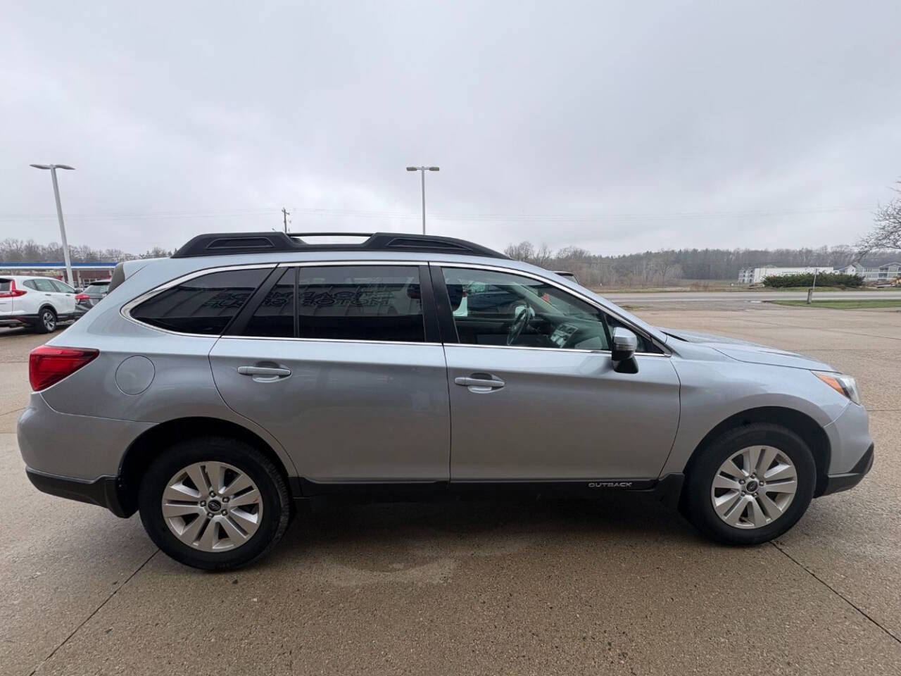 Used 2017 Subaru Outback 2.5i Premium image 5