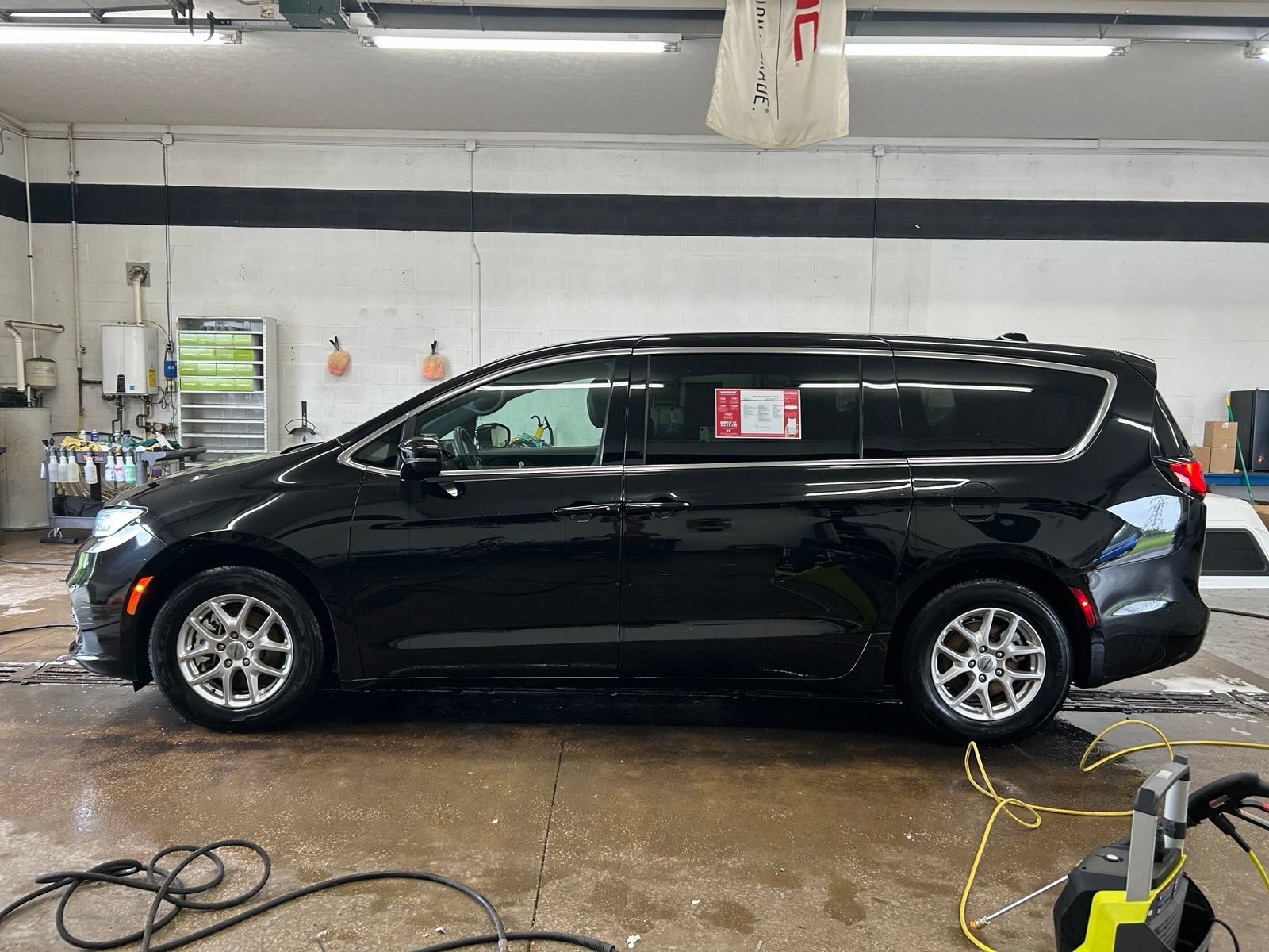 Certified 2025 Chrysler Pacifica Select FWD image 3