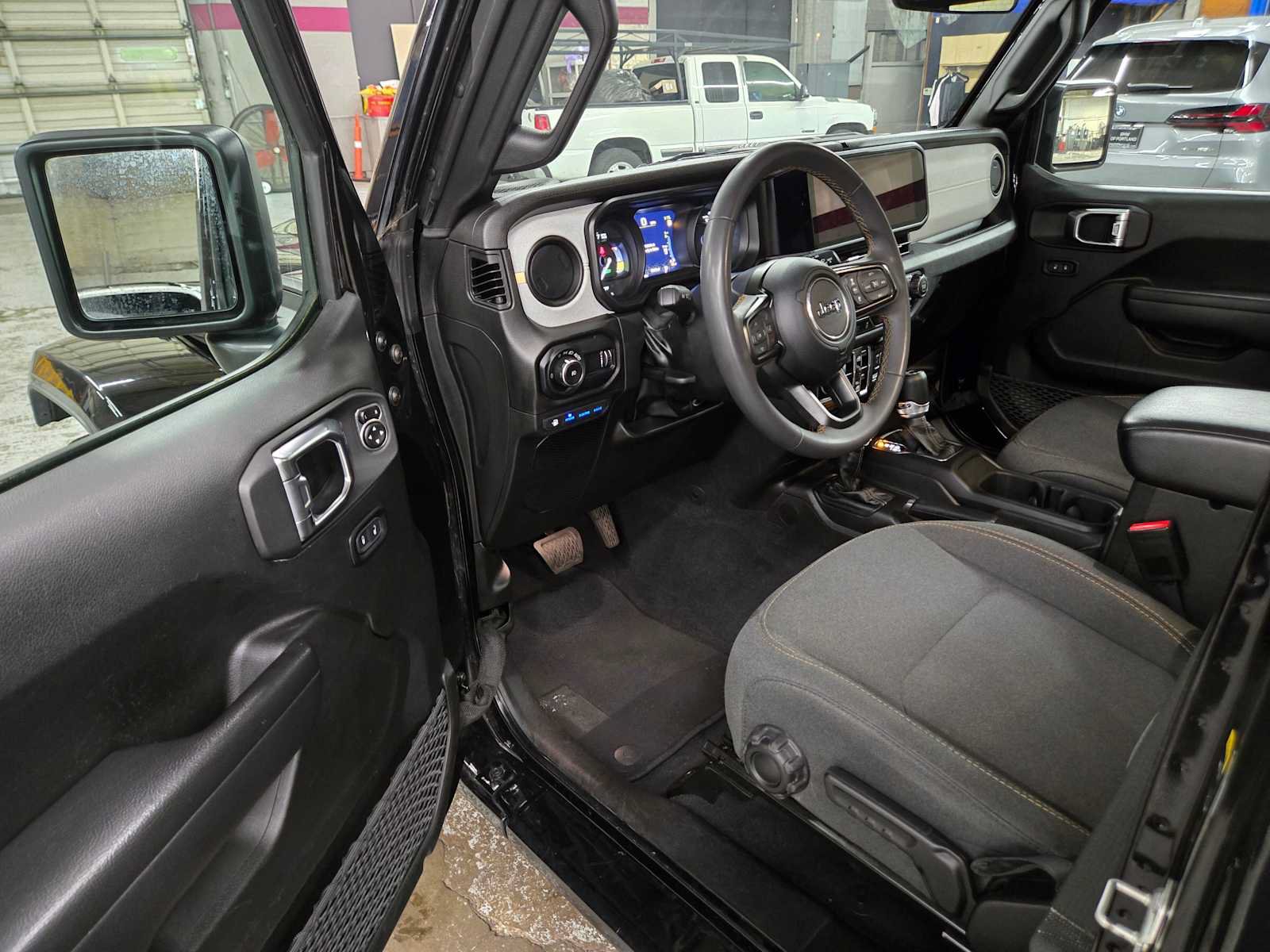 Used 2024 Jeep Wrangler Unlimited AWD/4WD image 20