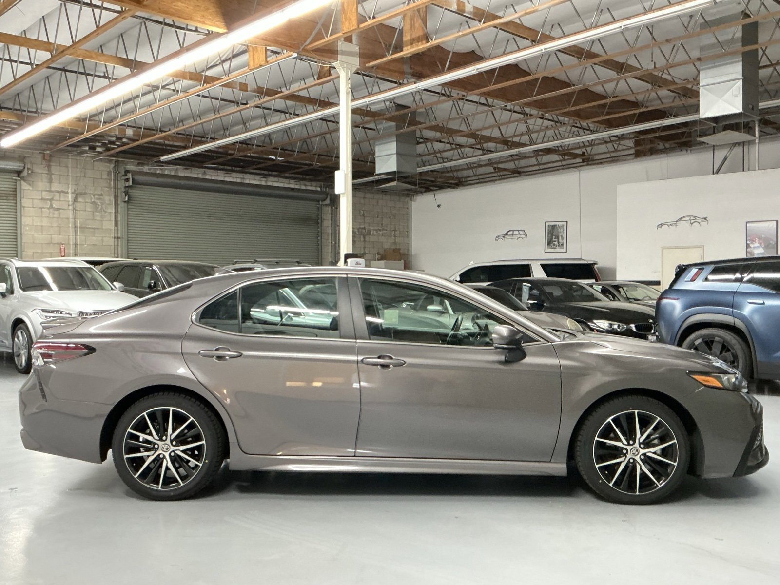 Used 2023 Toyota Camry SE image 4