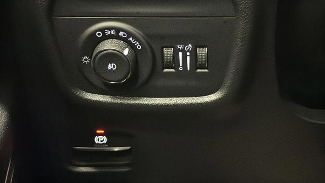 Used 2025 Jeep Grand Cherokee Limited w/ Black Appearance Package image 38