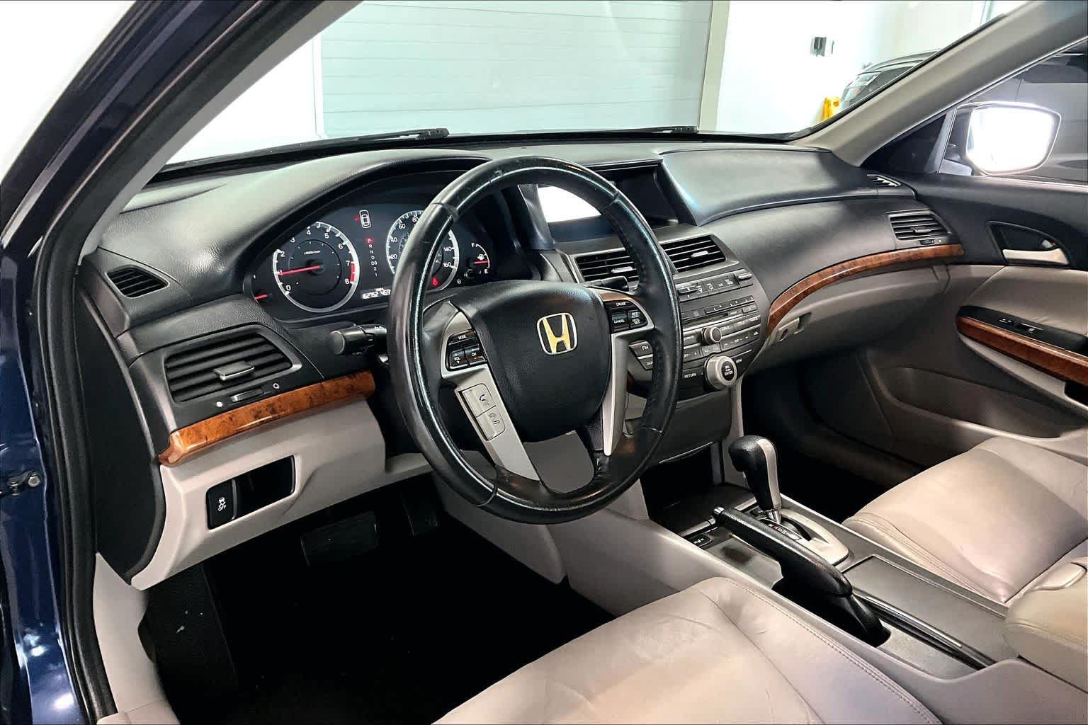 Used 2011 Honda Accord EX-L image 2