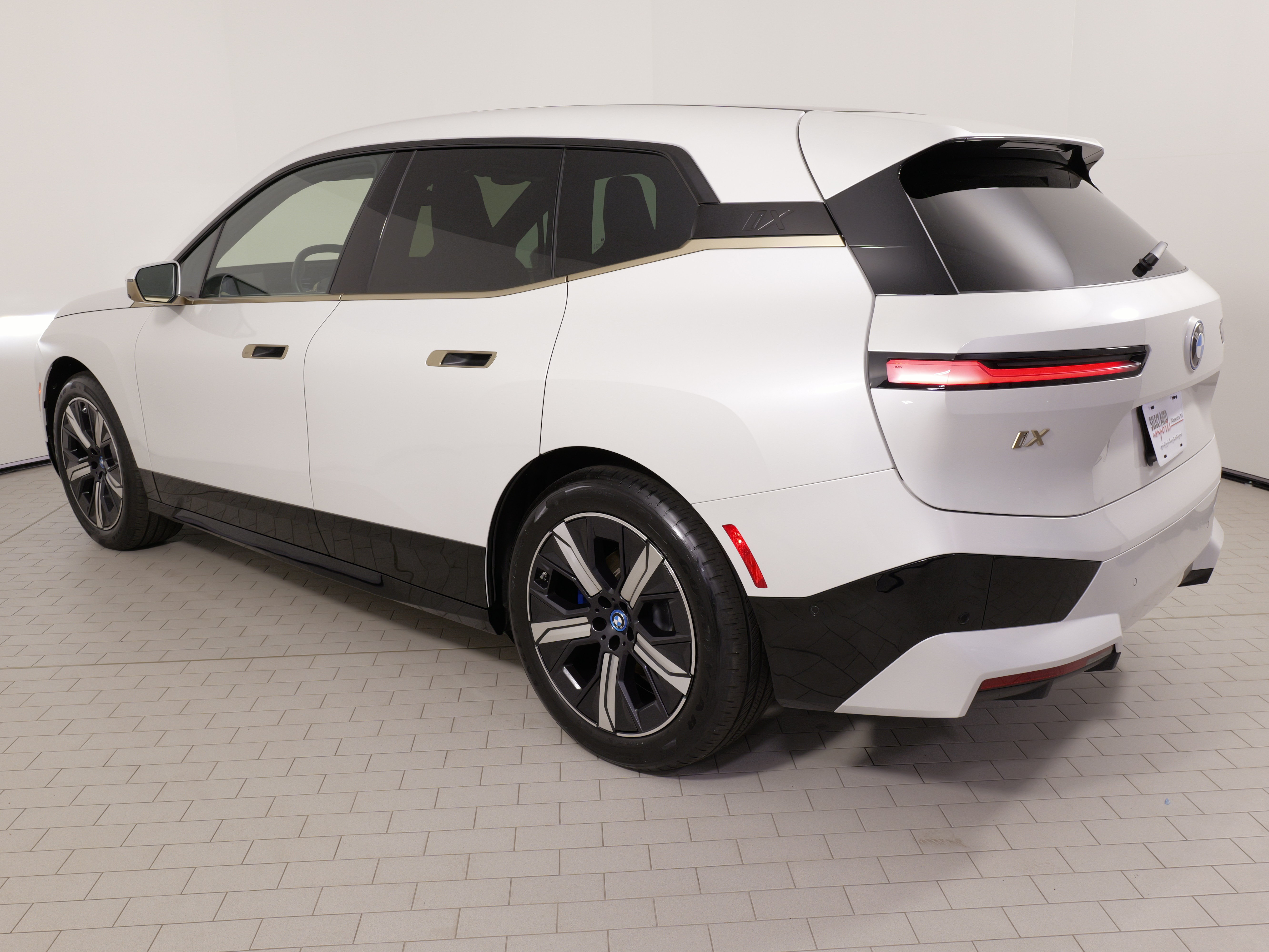 Used 2023 BMW iX xDrive50 w/ Premium Package AWD/4WD image 15