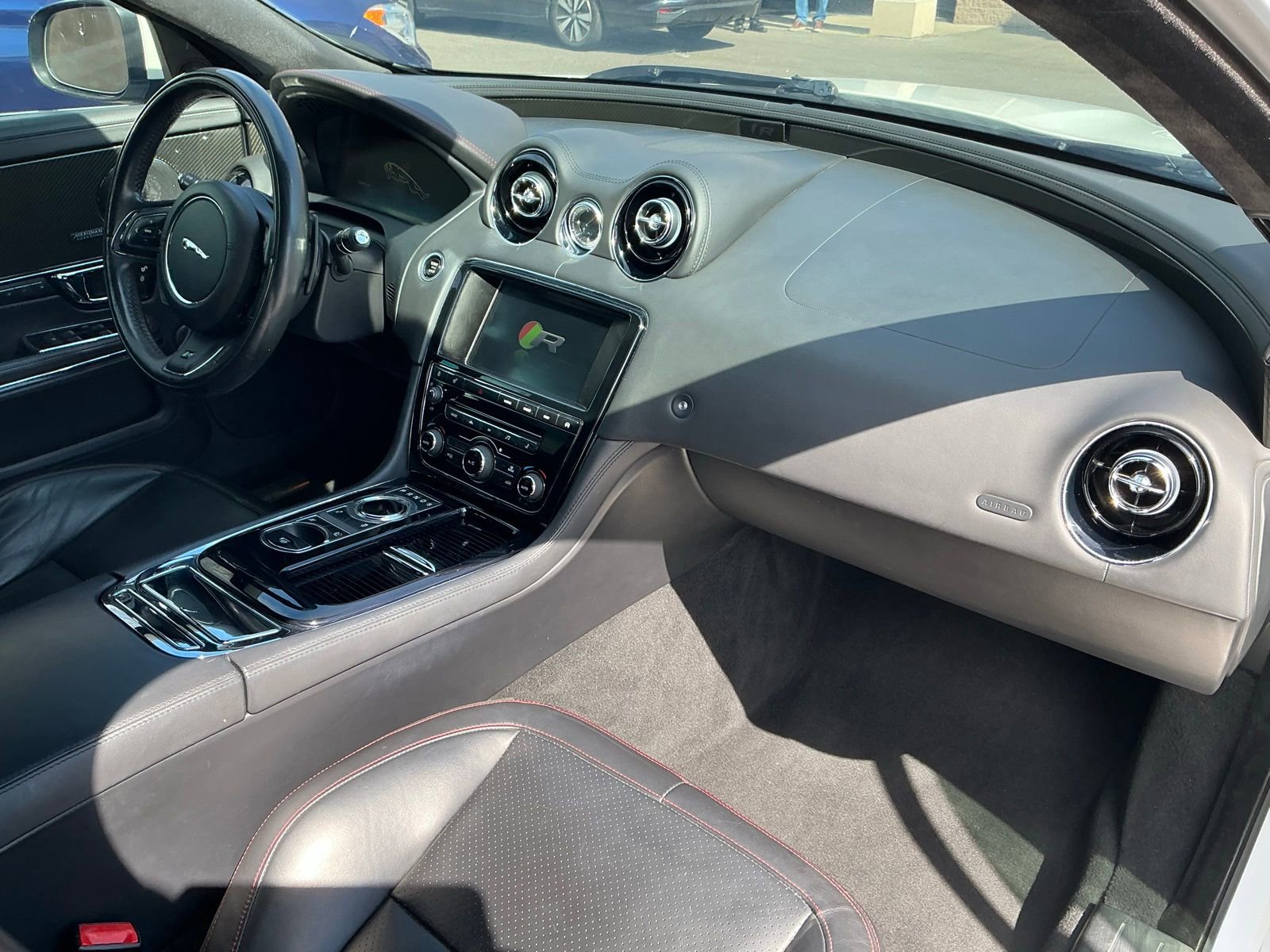 Used 2015 Jaguar XJ R LWB image 8