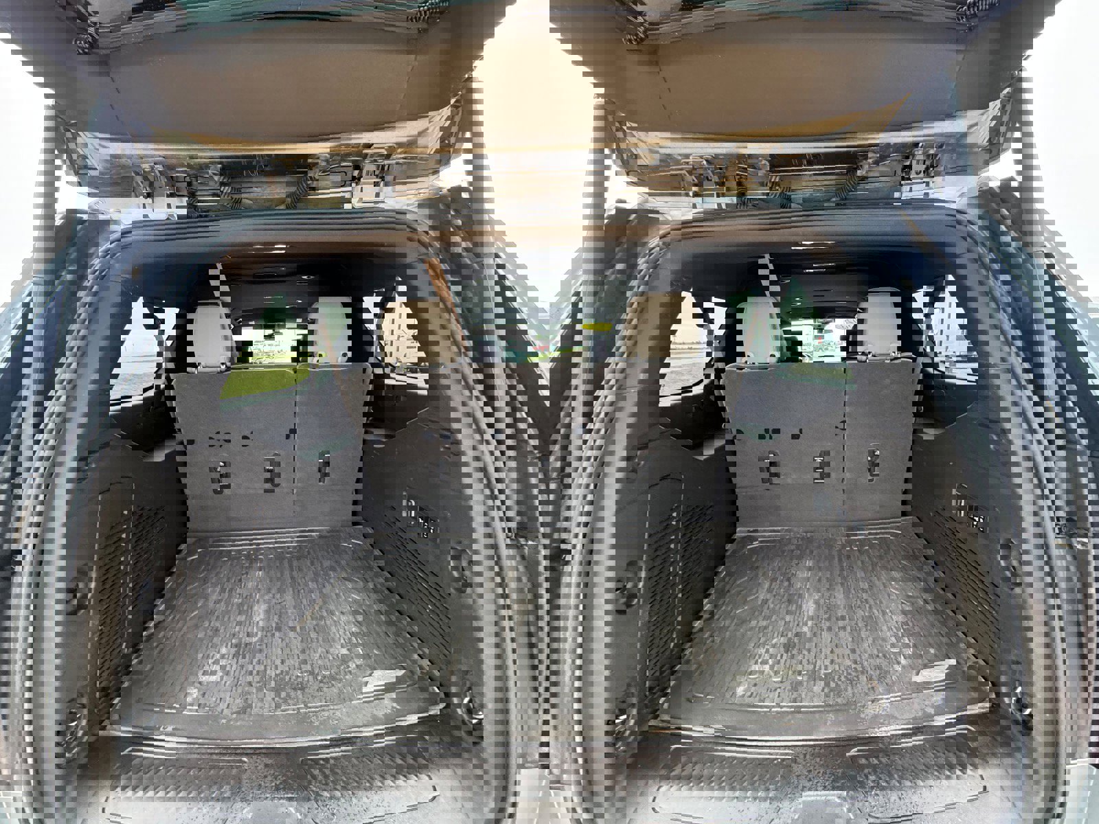 Used 2023 GMC Yukon XL SLT w/ SLT Luxury Package image 17