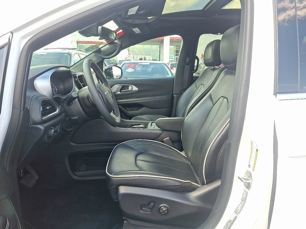 Used 2026 Chrysler Pacifica Limited FWD image 17