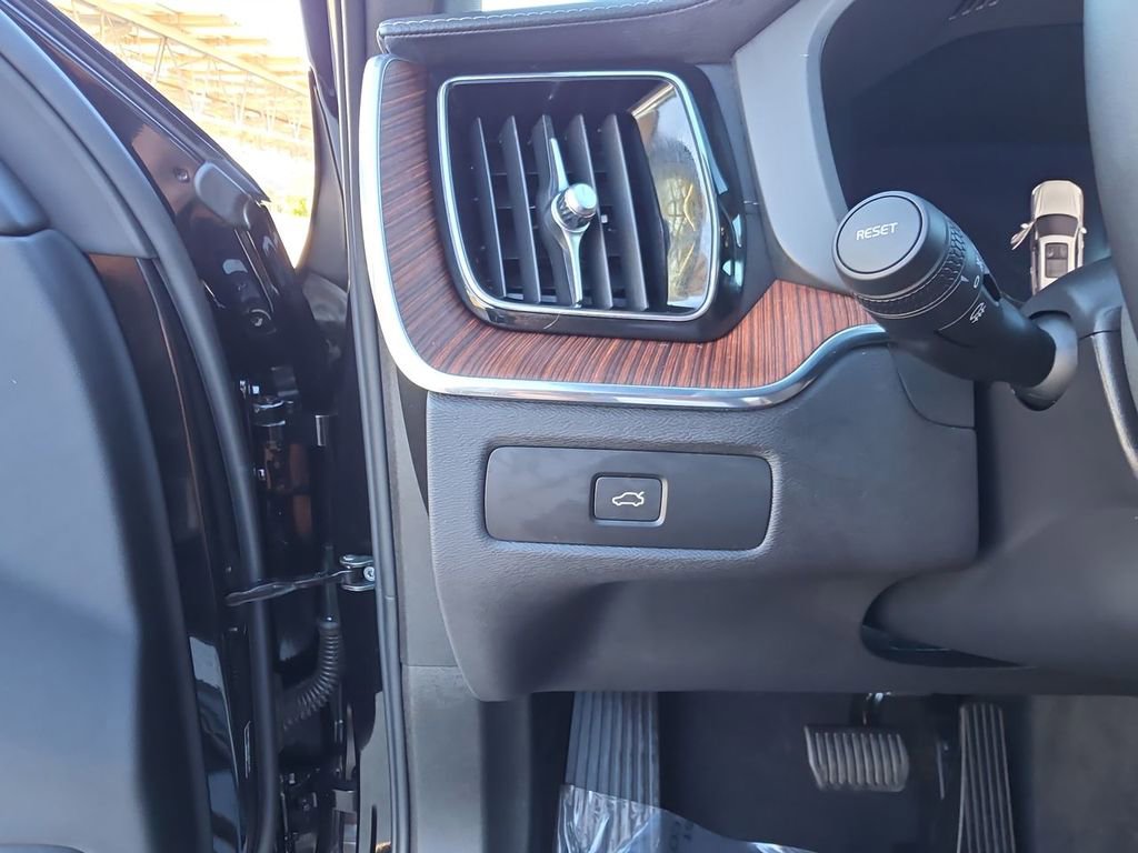 Used 2025 Volvo XC60 B5 Ultra w/ Protection Package Premier image 18