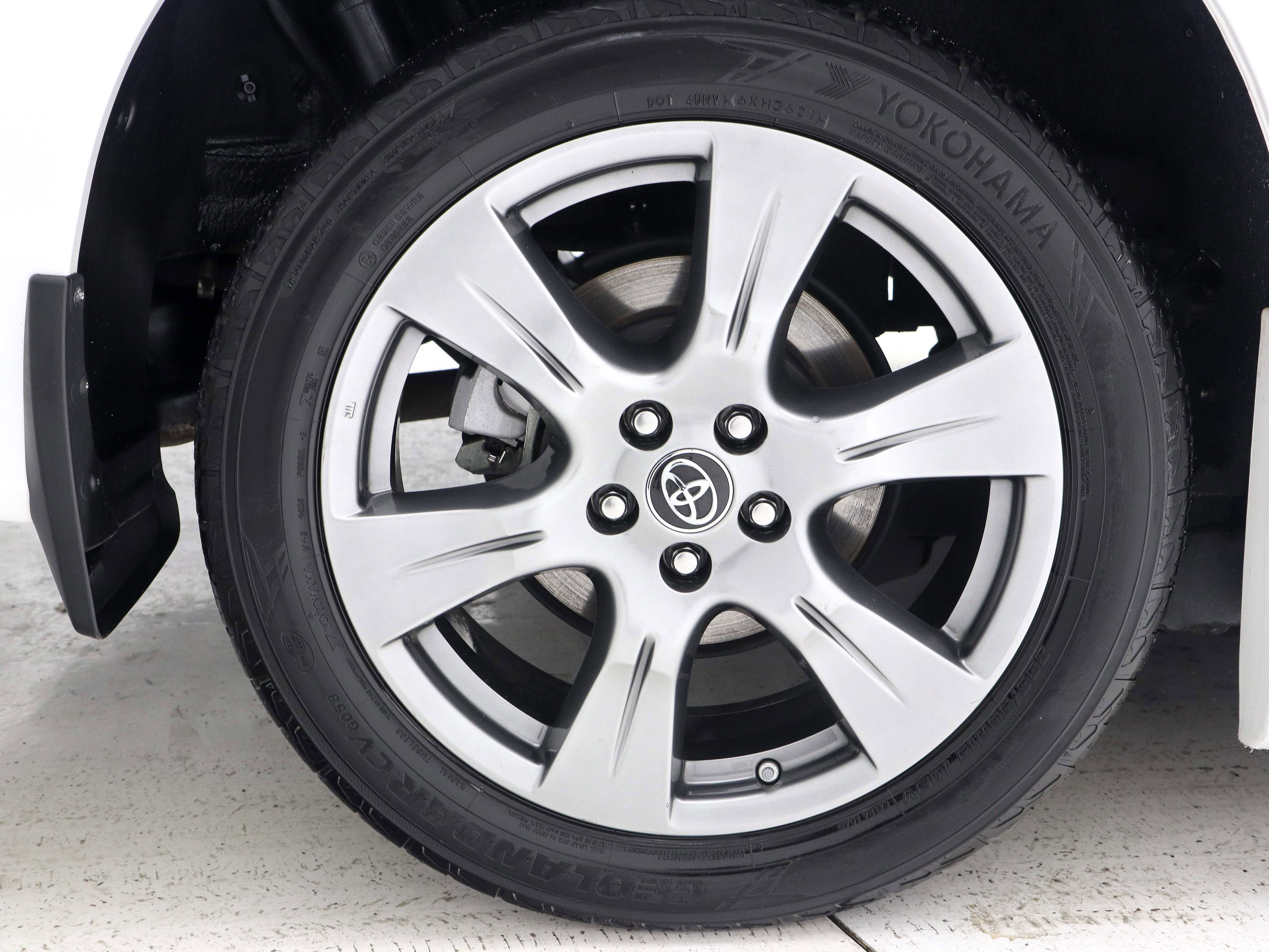 Used 2018 Toyota Sienna SE Premium w/ Carpet Mat Package image 38