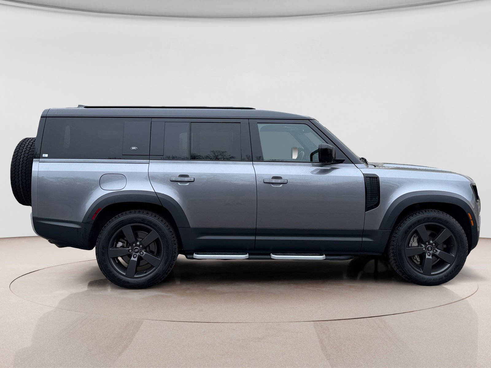 Used 2023 Land Rover Defender 130 SE image 6