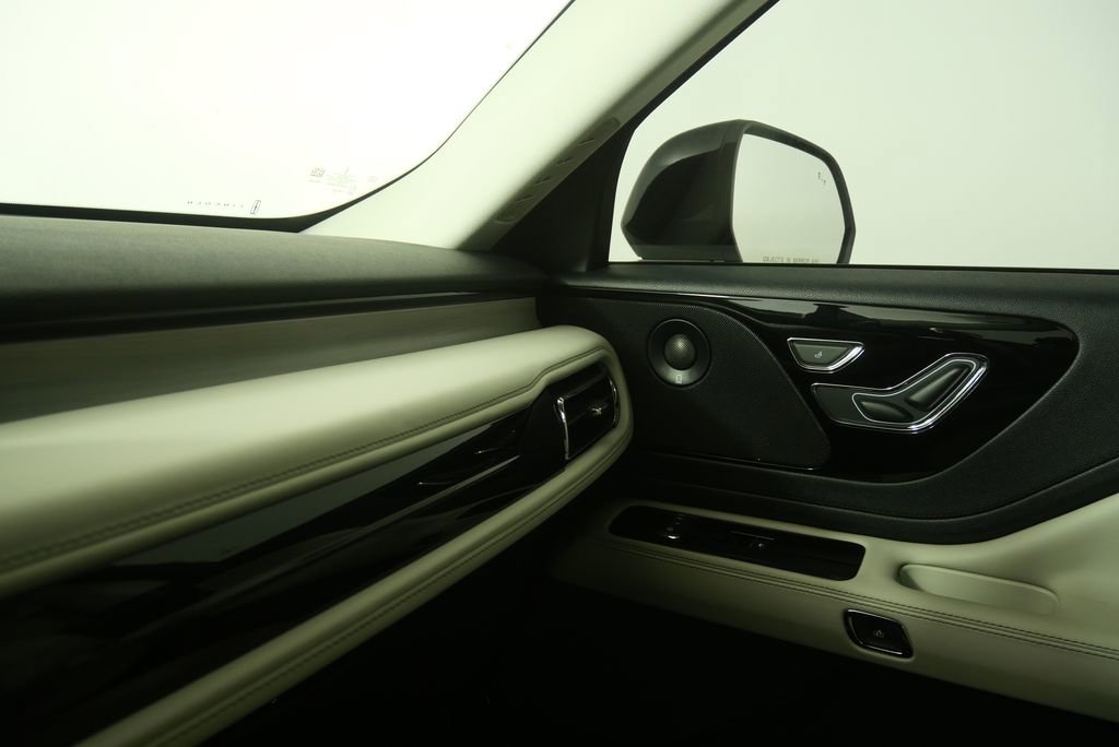 Used 2025 Lincoln Aviator Reserve w/ Jet Appearance Package image 29