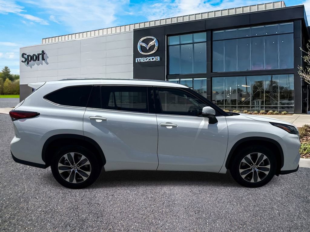 Used 2021 Toyota Highlander XLE FWD image 2
