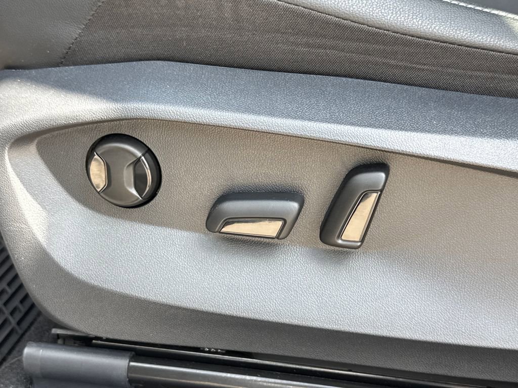 Used 2024 Volkswagen Tiguan SE w/ Panoramic Sunroof Package image 24