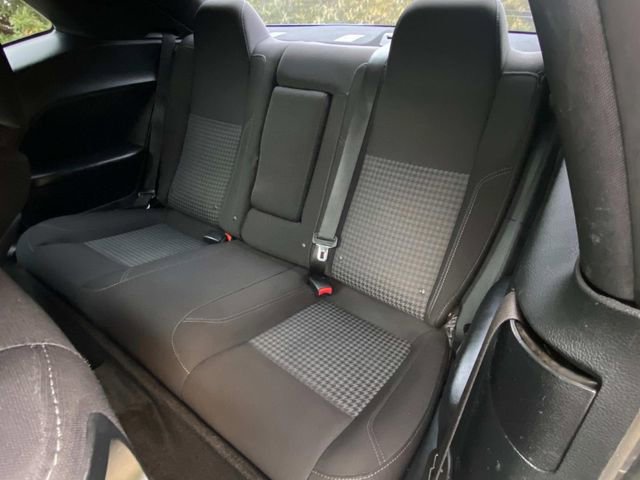 Used 2015 Dodge Challenger SXT image 9