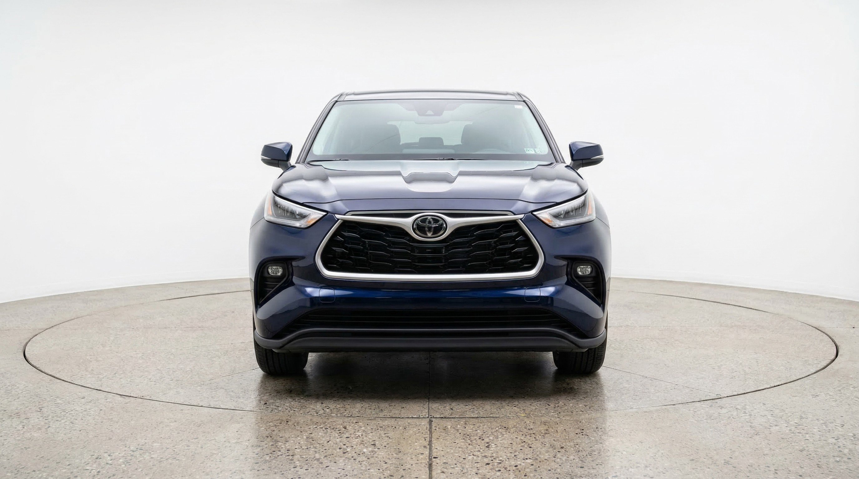 Used 2025 Toyota Highlander LE image 2