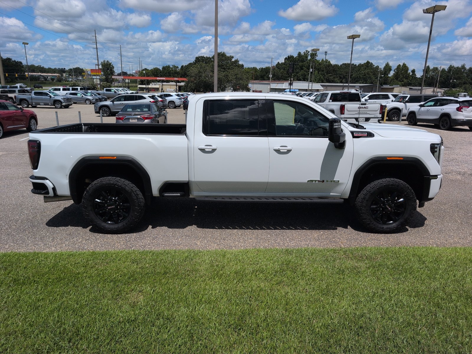 Used 2025 GMC Sierra 2500 AT4 w/ AT4 Premium Plus Package AWD/4WD image 9
