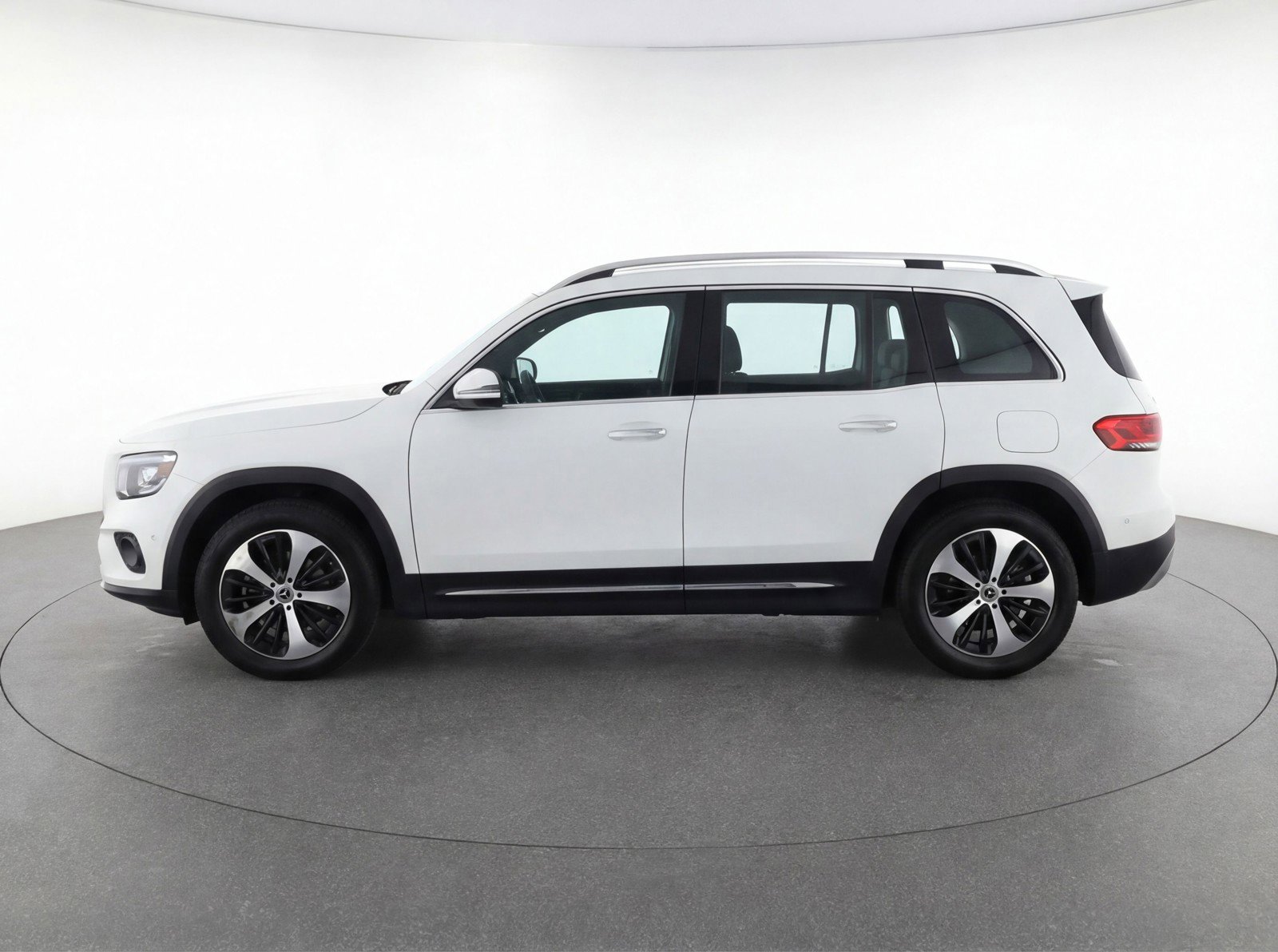 Used 2025 Mercedes-Benz GLB 250 4MATIC image 5