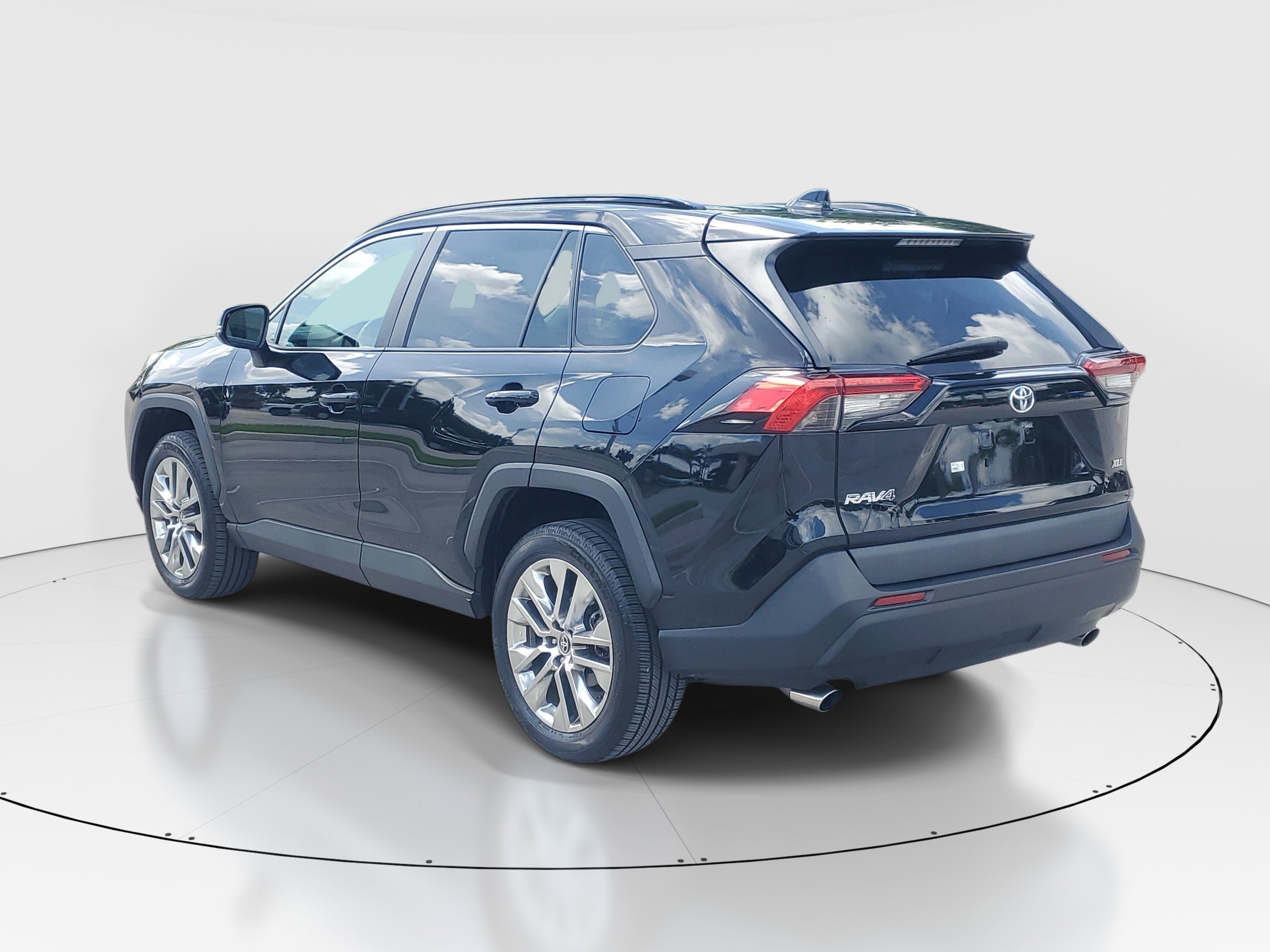 Used 2021 Toyota RAV4 XLE Premium FWD image 5