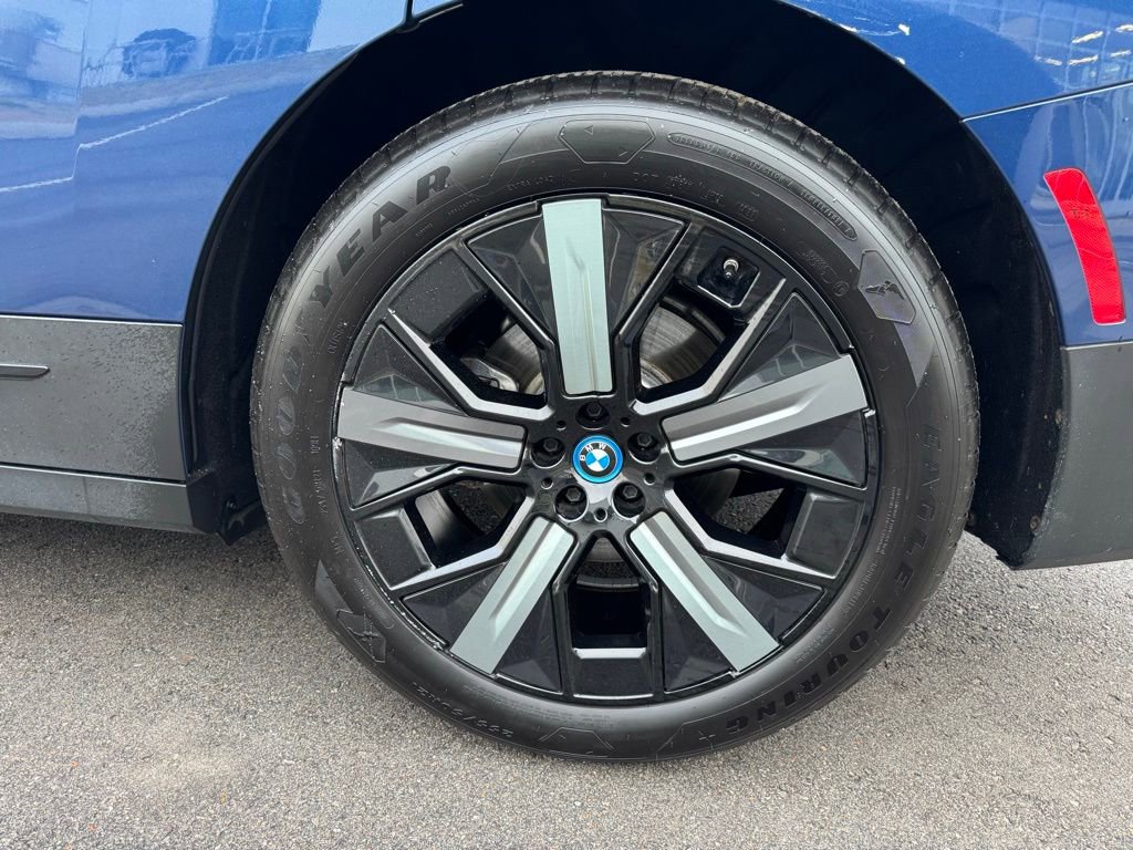 Used 2022 BMW iX xDrive50 w/ Premium Package image 32