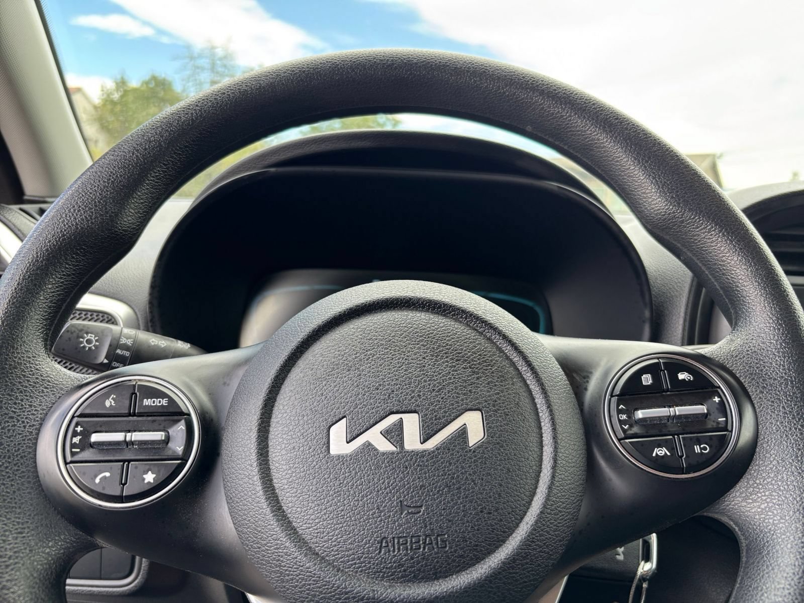 Used 2025 Kia Soul LX w/ LX Technology Package FWD image 25