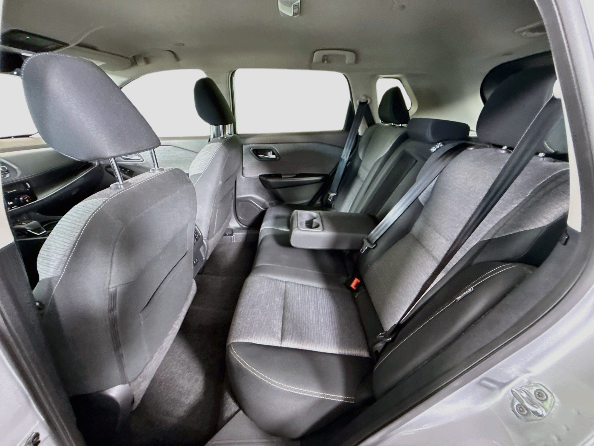 Used 2022 Nissan Rogue SV FWD image 25