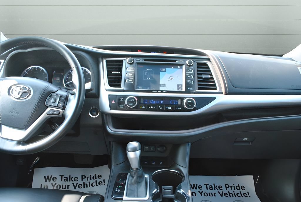 Used 2017 Toyota Highlander XLE AWD/4WD image 11