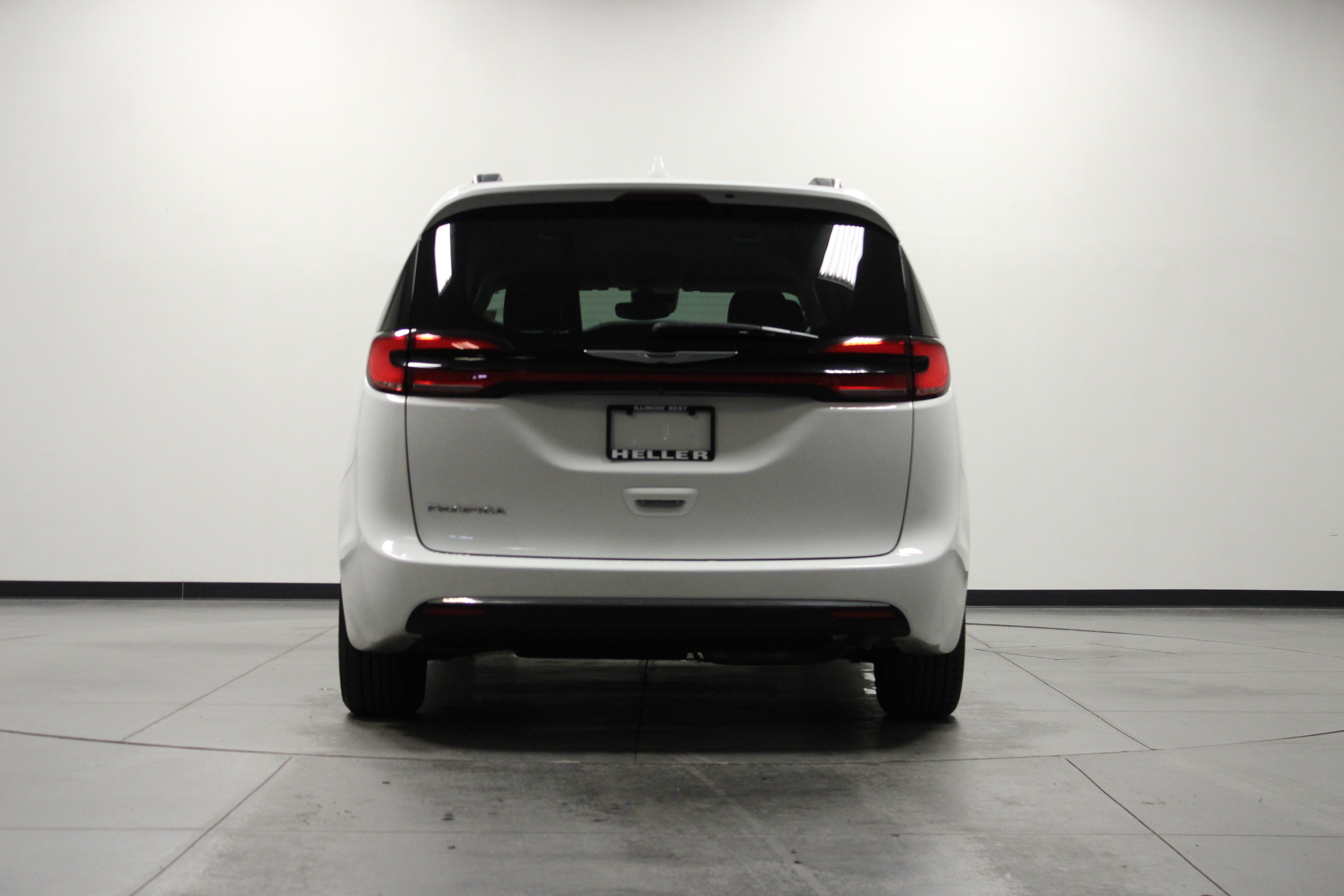 Used 2022 Chrysler Pacifica Touring-L FWD image 5
