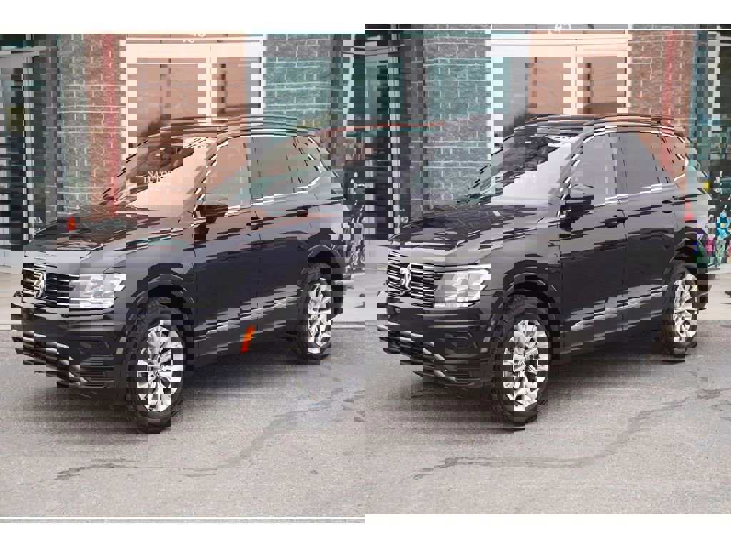 Used 2018 Volkswagen Tiguan SE w/ Panoramic Sunroof Package image 1