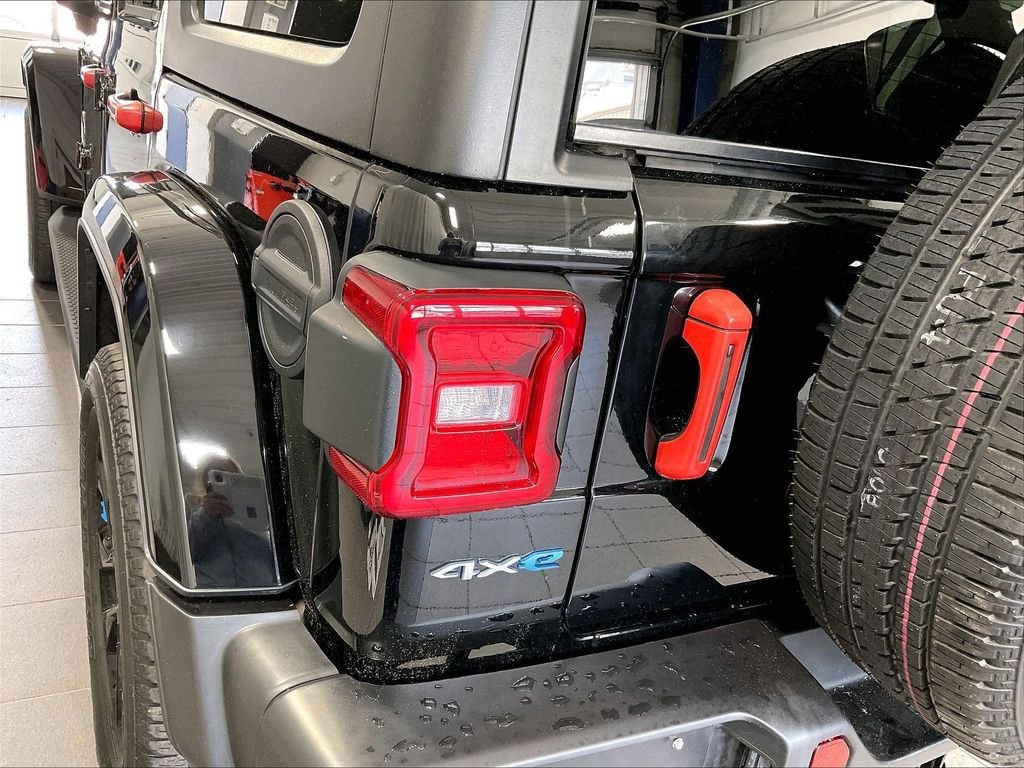 Used 2023 Jeep Wrangler Unlimited Sahara w/ Cold Weather Group AWD/4WD image 32
