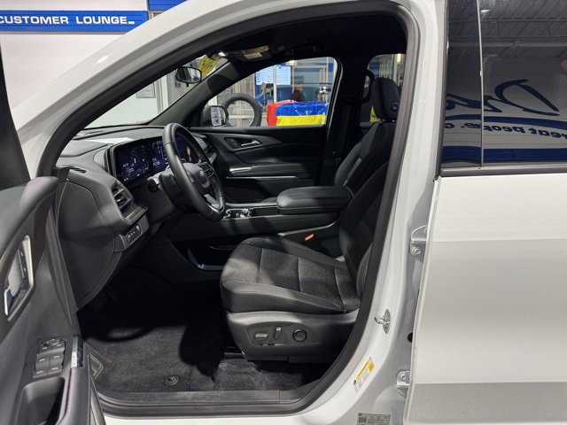 Used 2025 Chevrolet Traverse LT image 7