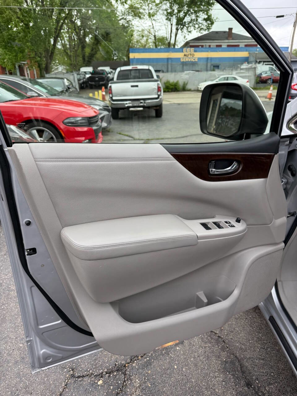 Used 2017 Nissan Quest SV image 9