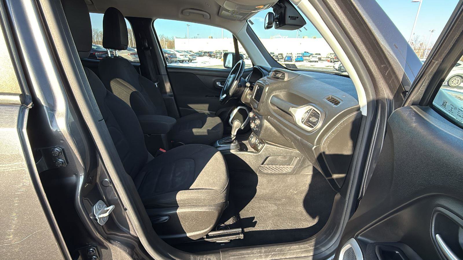 Used 2019 Jeep Renegade Latitude w/ Cold Weather Group image 18