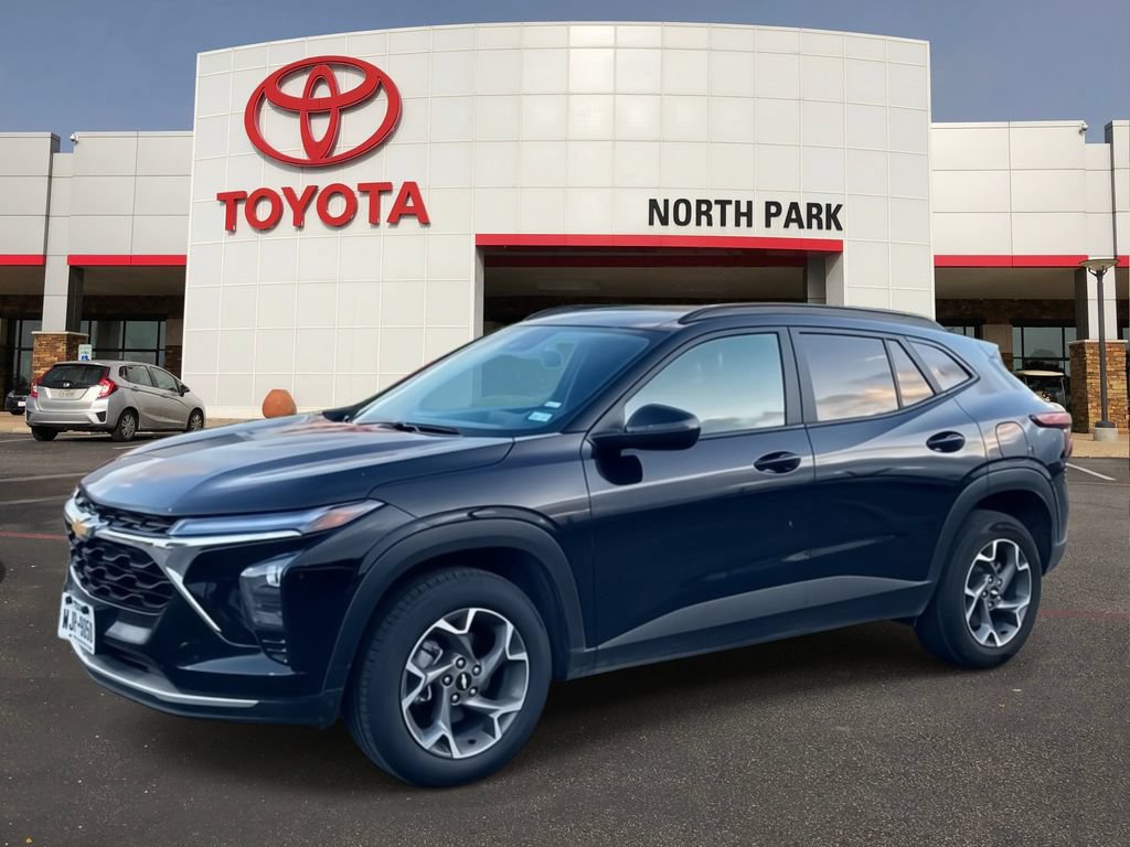 Used 2025 Chevrolet Trax LT FWD image 1
