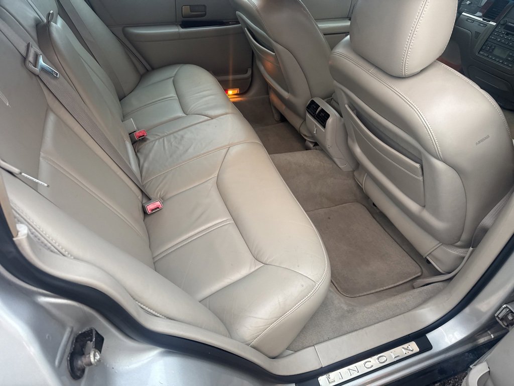 Used 2005 Lincoln Town Car Signature Limited image 28