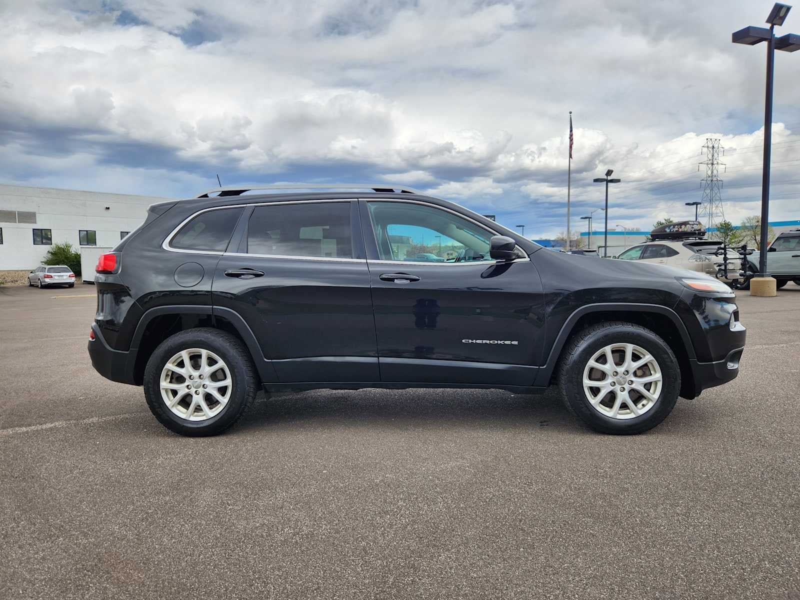 Used 2018 Jeep Cherokee Latitude Plus w/ Cold Weather Group AWD/4WD image 2
