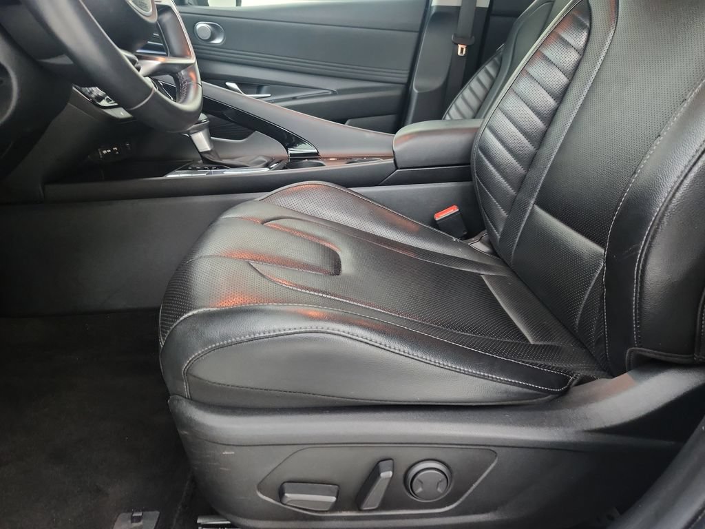 Used 2025 Hyundai Elantra Limited FWD image 21