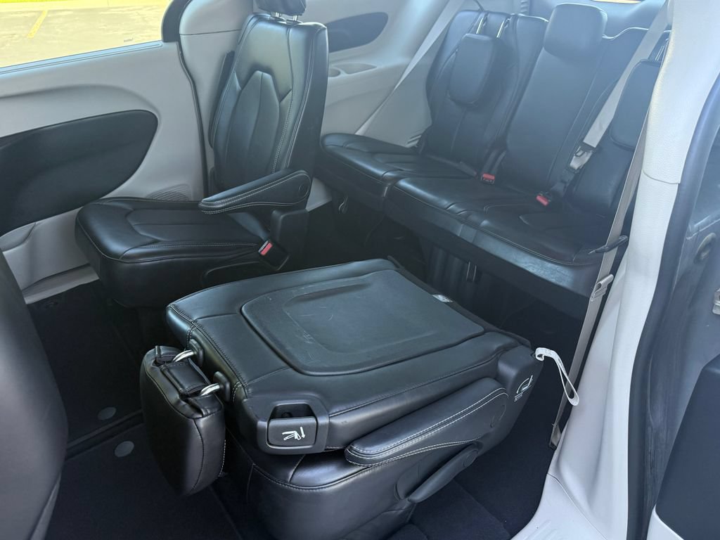 Used 2023 Chrysler Pacifica Touring-L FWD image 34