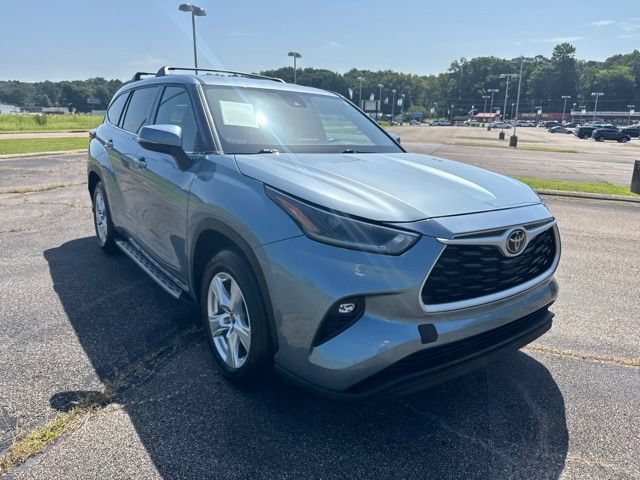 Used 2021 Toyota Highlander LE FWD image 2