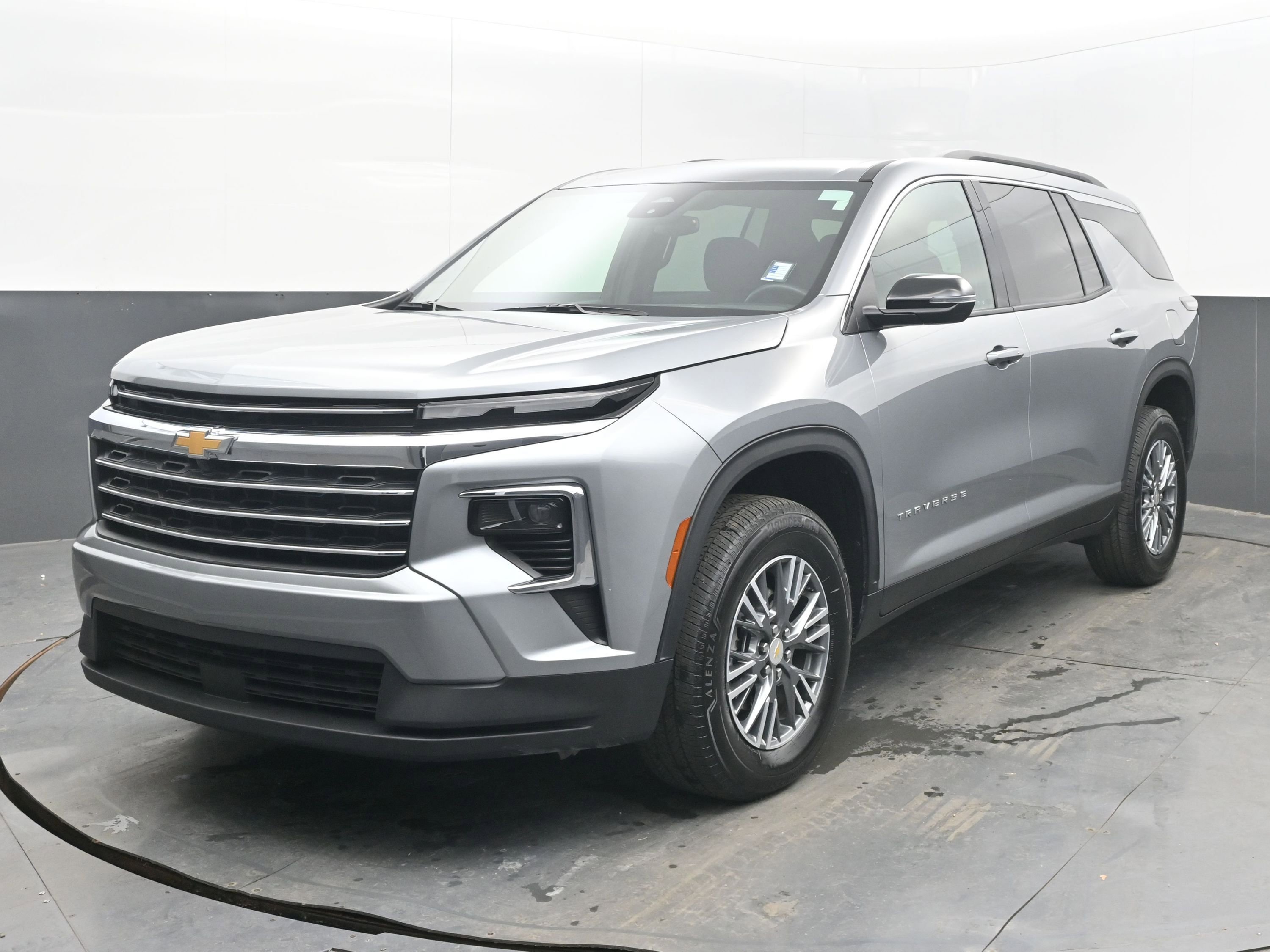 Used 2025 Chevrolet Traverse LT image 4
