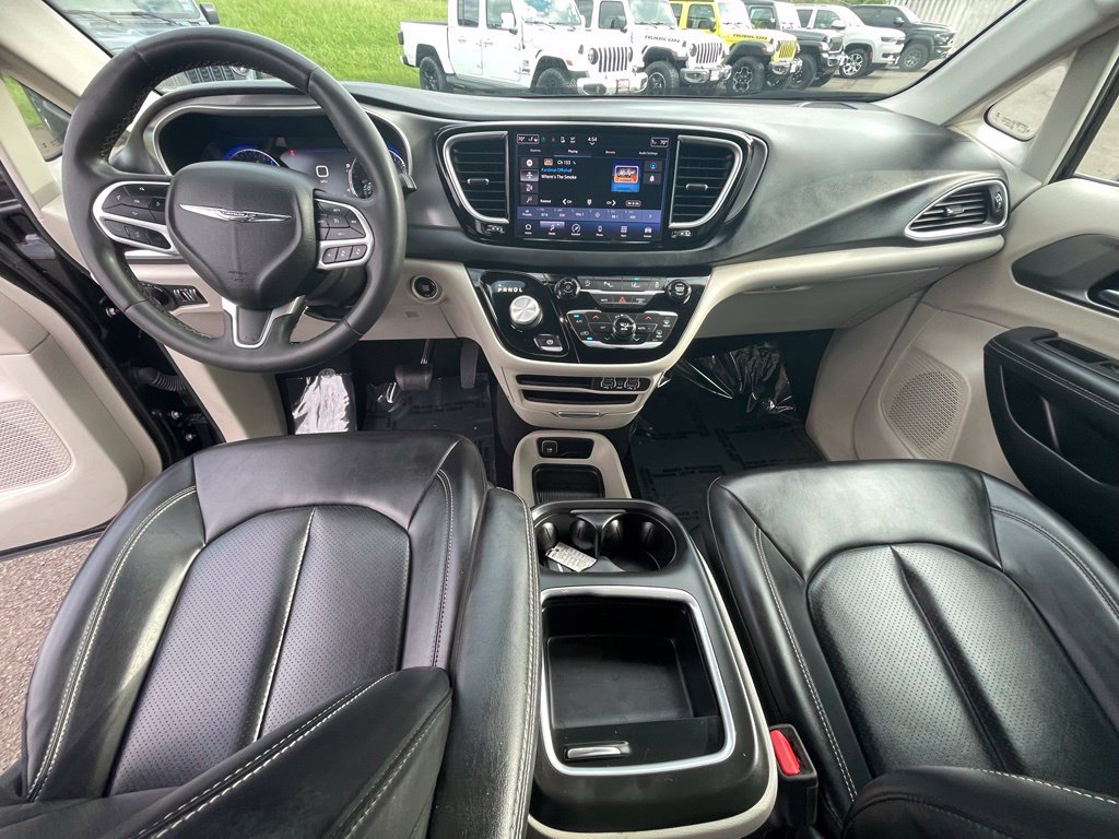 Used 2023 Chrysler Pacifica Touring-L FWD image 3