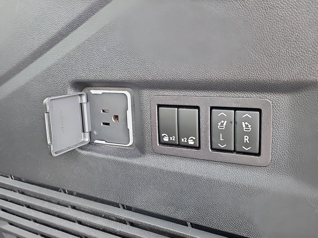 Used 2023 Chevrolet Tahoe Z71 w/ Luxury Package AWD/4WD image 34