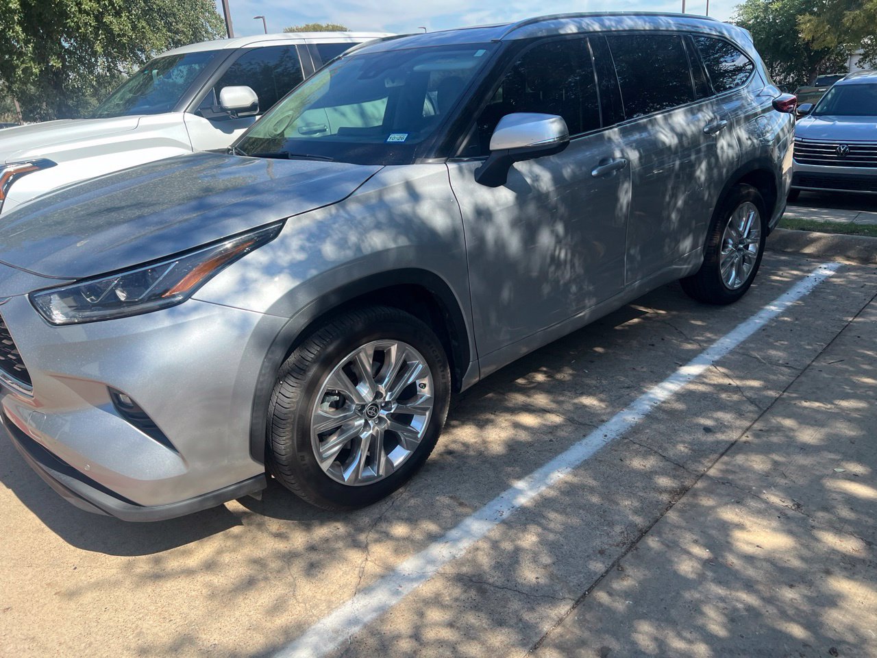 Used 2021 Toyota Highlander Limited FWD image 2