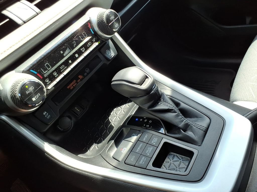 Used 2021 Toyota RAV4 XLE w/ Convenience Package AWD/4WD image 16
