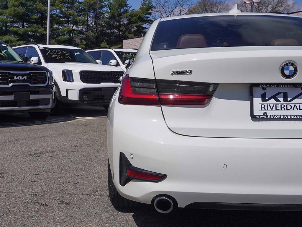 Used 2022 BMW 330i xDrive Sedan w/ Premium Package 2 image 16