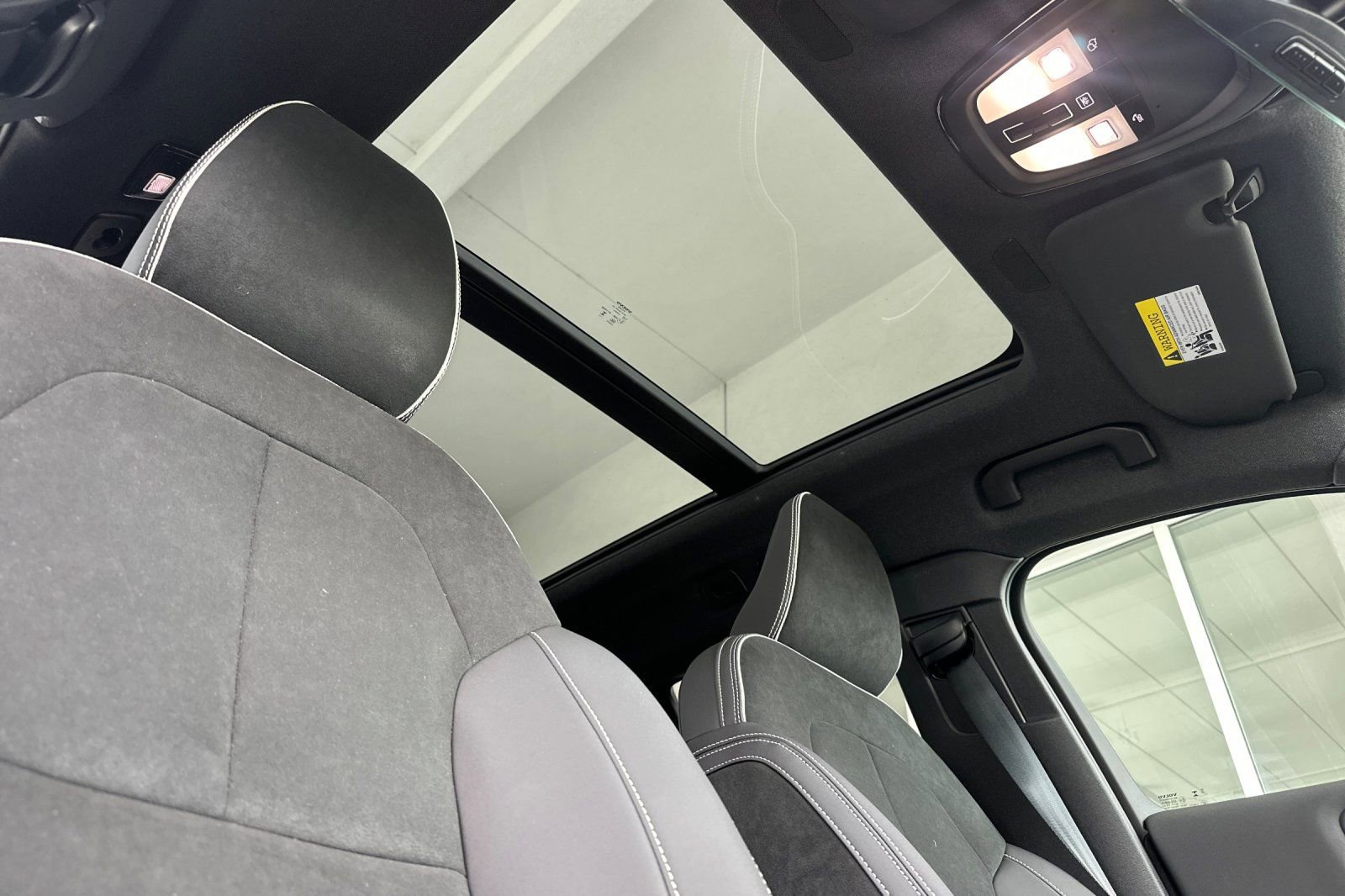 Used 2024 Volvo XC40 Recharge Ultimate w/ Protection Package Premier image 18